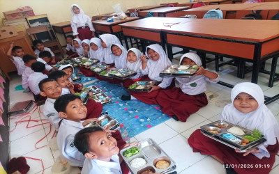 Implementasi Program Makan Bergizi Gratis (MBG) di MI Muslimin Awilarangan: Mewujudkan Generasi Sehat dan Cerdas